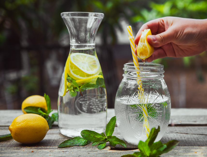 Bắt đầu ngày mới nhẹ nhàng với một ly nước ấm pha chanh